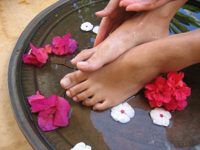 Bath with apple cider vinegar against nail fungus