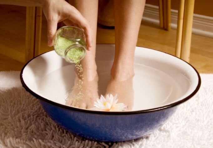 Baths with peppermint salt will help to quickly eliminate onychomycosis